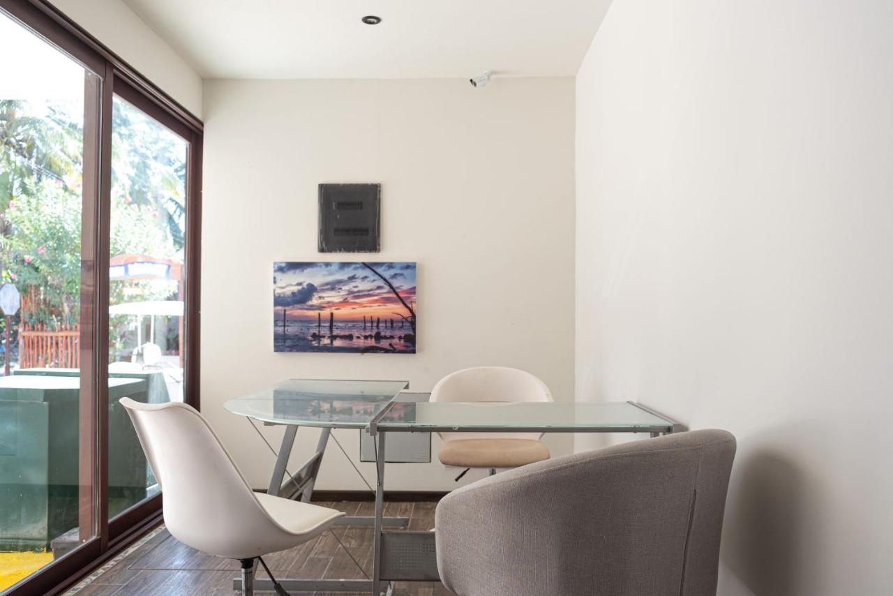 Hotel Mayari Holbox Экстерьер фото A dining room with a glass table