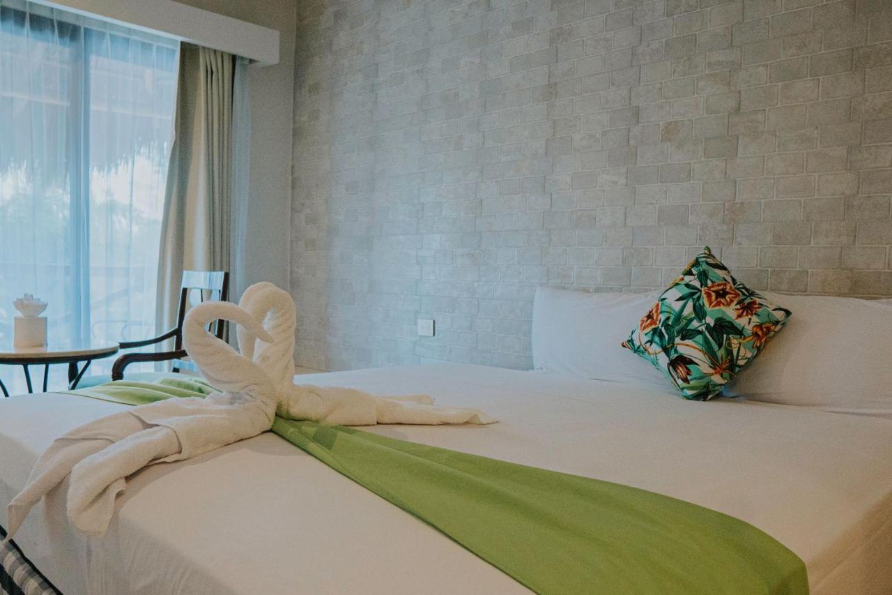 Hotel Mayari Holbox Экстерьер фото A bed with a towel animal