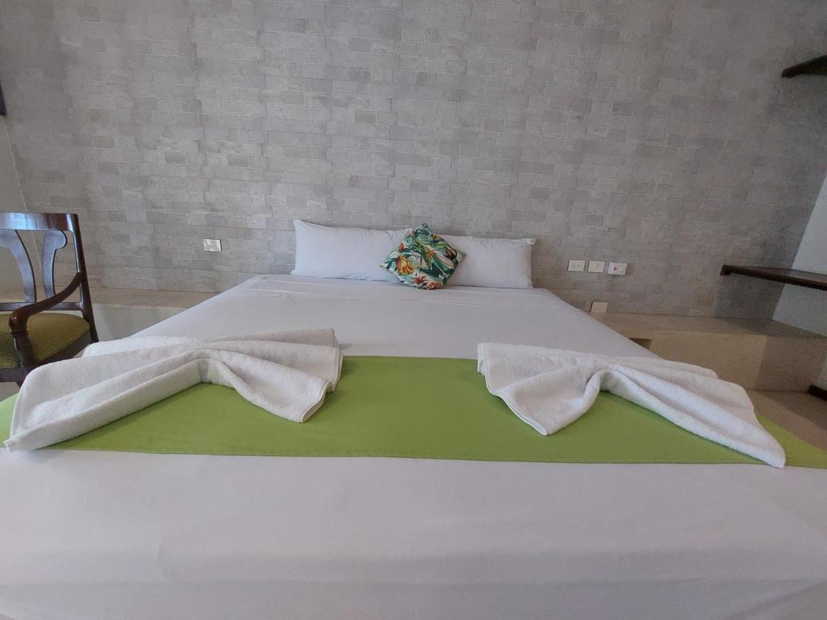 Hotel Mayari Holbox Экстерьер фото A bed with a duvet cover