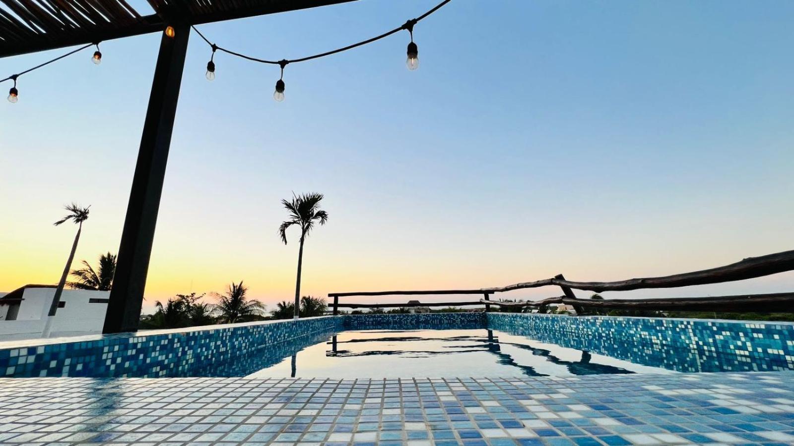 Hotel Mayari Holbox Экстерьер фото Rooftop pool at the hotel