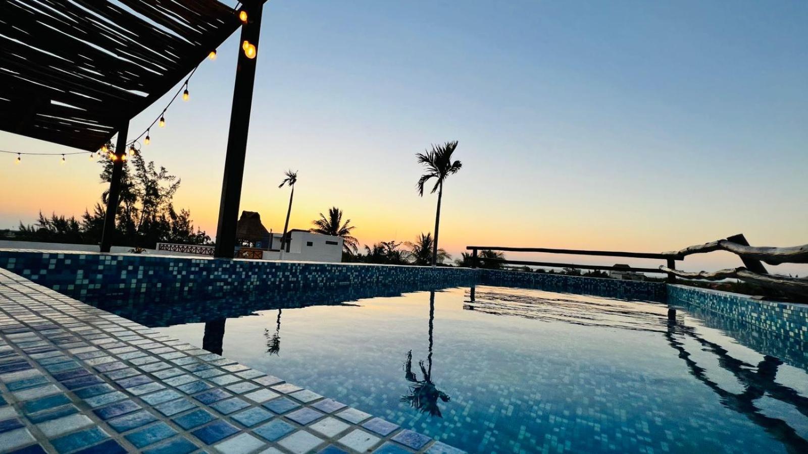 Hotel Mayari Holbox Экстерьер фото Sunset at the pool